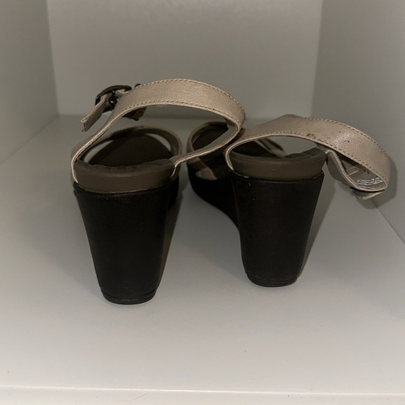 CROCS Women's Sandals 9 - Picture 2 of 5